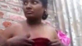 Tarian Telanjang Dada Dengan Kemeja Lokal Yang Menggoda