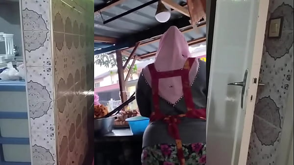 Perempuan Muslim Indonesia Berbadan Montok Dan Menggoda