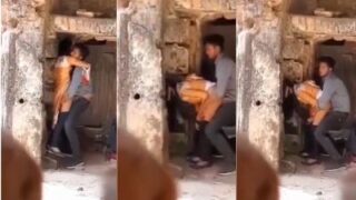 Cowok Bernafsu Menggila Merangsang Pacarnya Di Reruntuhan Bersejarah Yang Sunyi