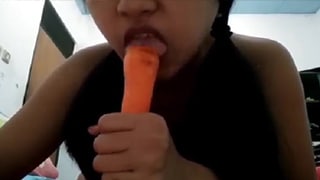 Mahasiswi Tersepuh Menggoda Dengan Wortel Pengganti Kontol