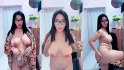 Tubuh Jones Yang Menggairahkan Dengan Payudara Seperti Buah Pepaya Ranum