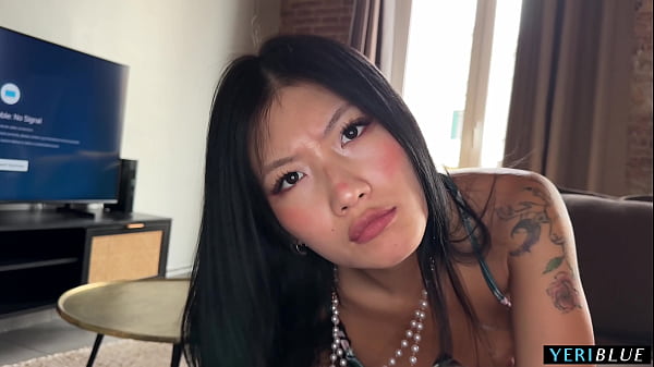 Aku Menangkap Adik Tiriku Dari China Mengirim Foto Telanjang!