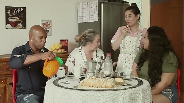 Rumah Mesum – Suami Ditanduk, Ibu Gatal, Dan Pembantu Ngentoti Semua Orang | Emme White, Alessandra Maia, Agatha Ludovino, Capoeira.