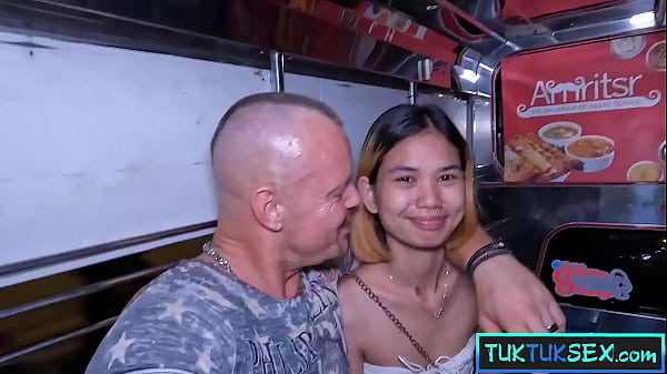Gadis Thailand Mungil Digoyang Di Tuk-tuk Pattaya Untuk Aksi Panas