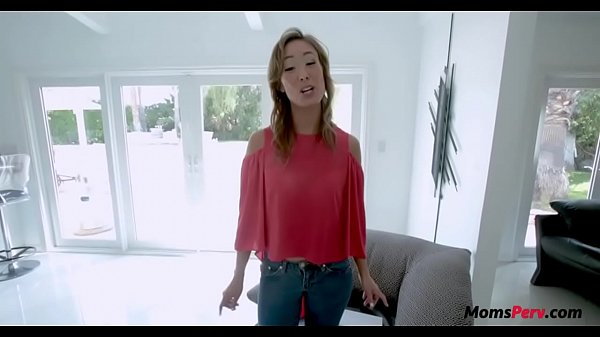 Ibu Tiri Tionghoa Dihardikan Kontol Putih Gede Oleh Anak Tirinya!