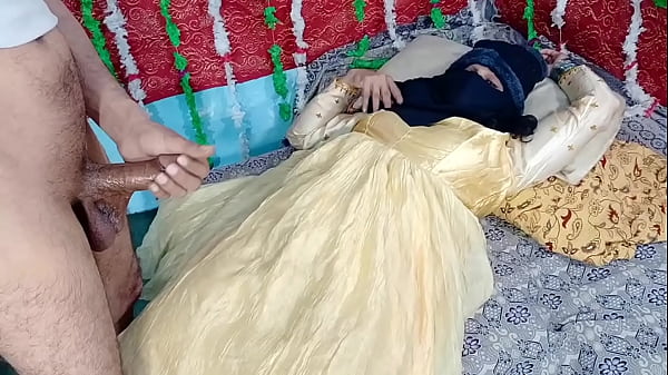 Gadis India Berbusana Kuning Dipelintir Keras Oleh Kontol Besar Pria Lokal Di Video Porno India
