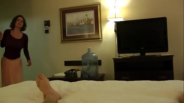 Ibu Tiriku Tak Kuasa Menolak Godaan Untuk Melahap Batangku Saat Ayah Tiriku Tak Ada.