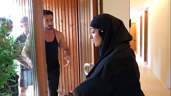 Gadis Arab Ingin Menjaga Kehormatannya Hingga Pernikahan, Namun Empat Pria Menggoda Hasratnya.