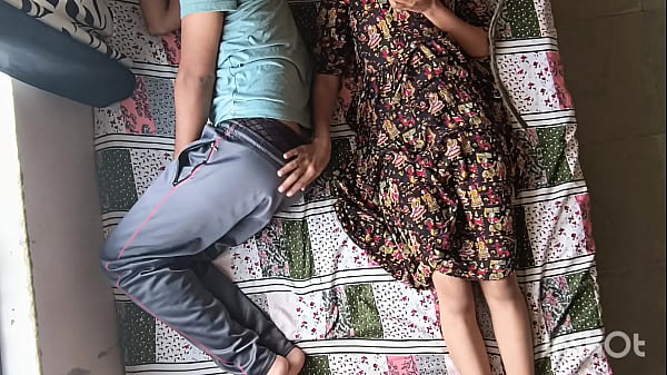 Bhabhi Seksi Shivani Menggoda Devar Yang Tertidur Lalu Menungganginya Dalam Pose Amazon Yang Liar.
