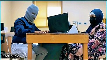 Istri Berhijab Yang Taat Diam-diam Menggoyang Ranjang Dengan Rekan Kantor, Sementara Sekretaris Nakal Asyik Memuaskan Hasratnya Dengan Vibrator Kesayangan.