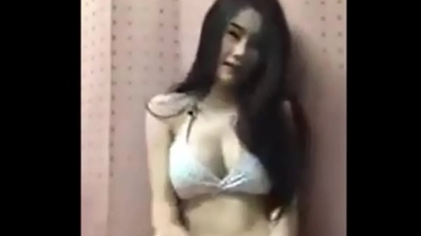 Gadis Asia Menggoda Dengan Goyangan Hot Di Live Streaming Facebook