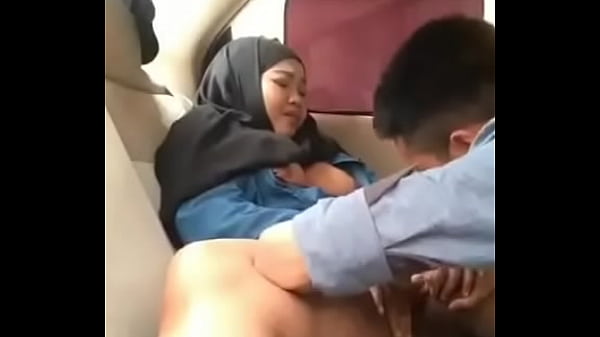 Gadis Berhijab Menggoda Di Dalam Mobil Bersama Pacar