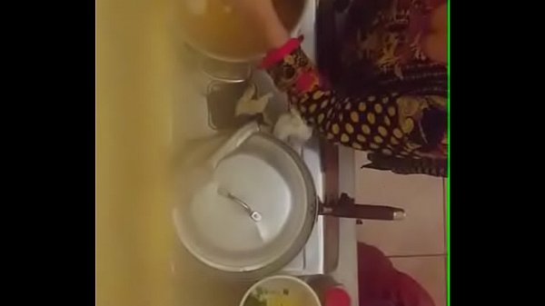 Tante Desi Yang Menggoda Dengan Belahan Dadanya Yang Menggiurkan