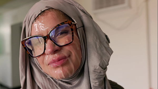 Wanita Berhijab Cosplay Digituju Wajahnya Oleh Bule Berotot