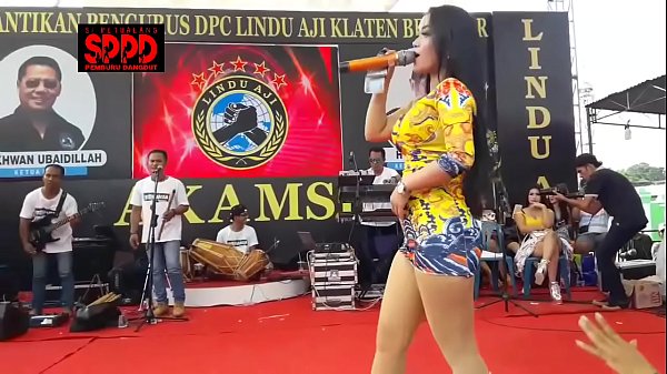 Sintya Riske Menggoda Dengan Tarian Erotis Yang Menggila Di Atas Panggung