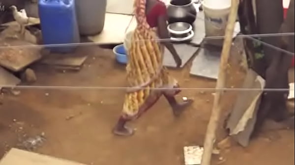 Desi Berdiri Sambil Mengencingi Lantai Dan Mengosongkan Pundi