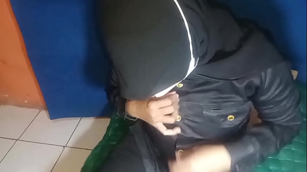 Satpam Wanita Sangean Mengocok Memek Sampai Muncrat Deras