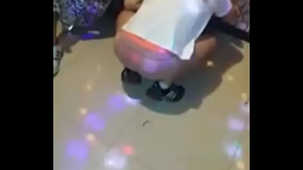 노래방에서 팬티 벗고 음란한 춤으로 유혹하는 야한 여자