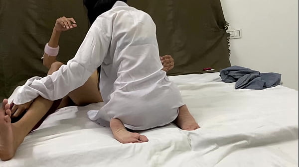 Adik Tiriku Telanjang Malam Ini Dan Menunggangi Kontol Besarku