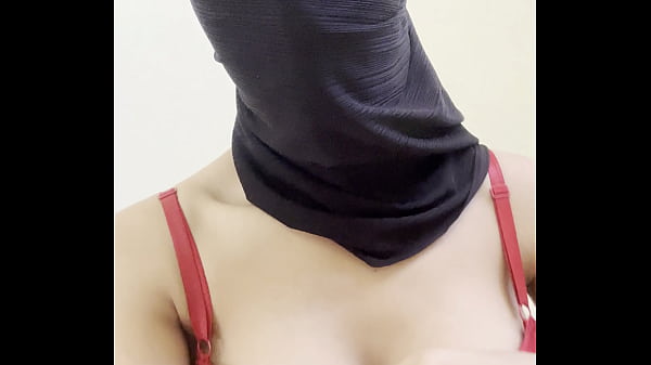 Gadis Berhijab Arab Dengan Niqab Memamerkan Payudara Besar Dan Tetek Bulat Sempurna