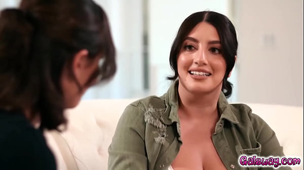Sarah Arabic Memutuskan Untuk Membayar Hutang Pada Mantan Komandannya Casey Calvert, Sambil Mengakui Hasrat Terpendam Yang Membara Di Antara Mereka.
