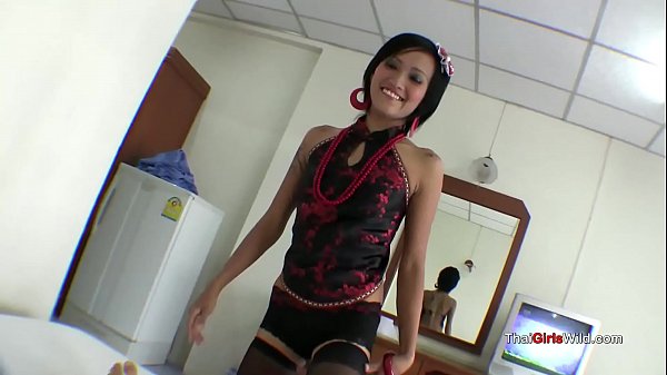 Blowjob Memuaskan Dari Pelacur Thailand Yang Seksi