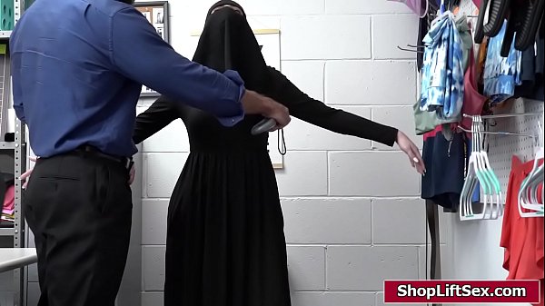 Gadis Pirang Religius Ketahuan Mencuri Dan Dihukum Dengan Nafsu Liar