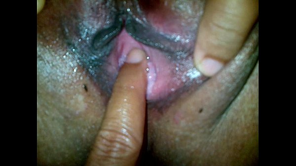 Mami Indonesia Dengan Pantat Besar Dan Memek Basah Ditusuk Empat Jari Lalu Digencet Habis-habisan