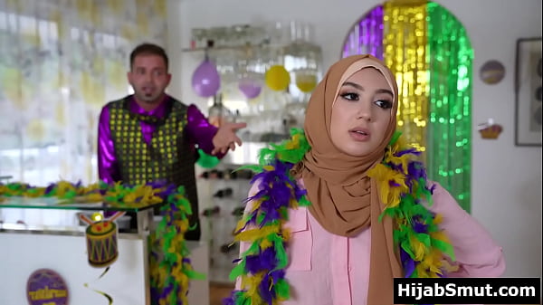 Gadis Muslimah Penuh Iman Menjilati Kekasihnya Untuk Pertama Kali