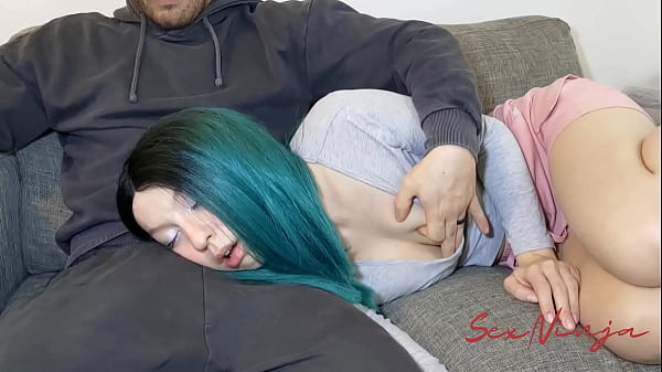 Menggoda Kakak Tiriku Dengan Menggeliat Di Pangkuannya Untuk Tidur Siang Yang Menggairahkan