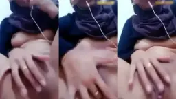 Gadis Berjilbab Menggairahkan Mengocok Memek Sambil Mengerang Nikmat