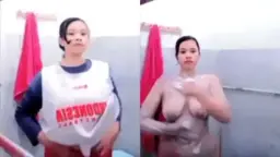 Putri Fatikah Menggoda Di Balik Pintu Mandi