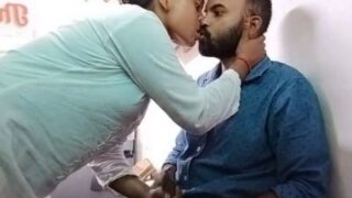 Video Mesum Seorang Wanita Genit Yang Merangsang Penjaga Toko Dengan Tangannya