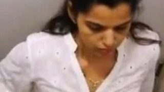 Video Panas Tante-tante India Di Ruang Ganti