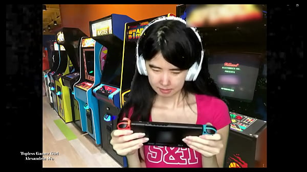 Gadis Gamer Asia Telanjang Dada Yang Menggoda