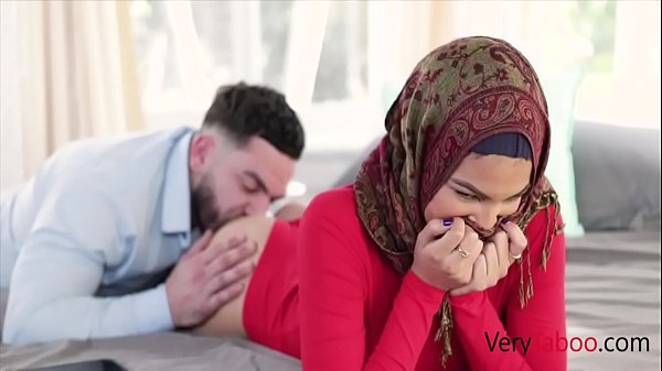 Maya Farrell: Adik Tiri Perawan Berhijab Yang Kutaklukkan Ranjang