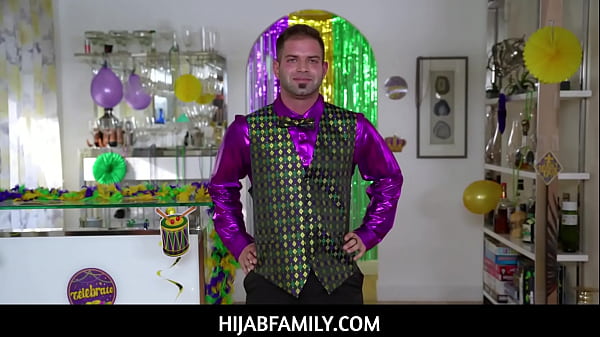 Violet Gems, Si Gadis Berhijab Yang Menggoda, Menikmati Sesi Maniknya Sebelum Mempelajari Cara Memuaskan Nicky Dengan Mulutnya Yang Mahir.
