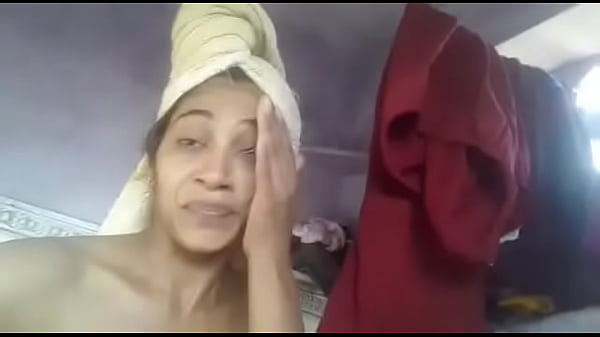 Gadis Desi Memamerkan Tubuh Seksi