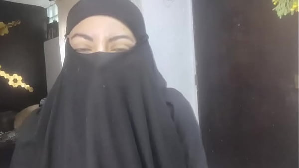 Istri Arab Amatir Yang Menggairahkan Semburkan Cairan Pada Niqabnya, Masturbasi Saat Suami Sedang Shalat