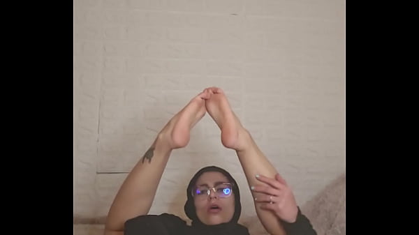 Kompilasi Kaki Seksi Istri Arab Berjilbab Mia