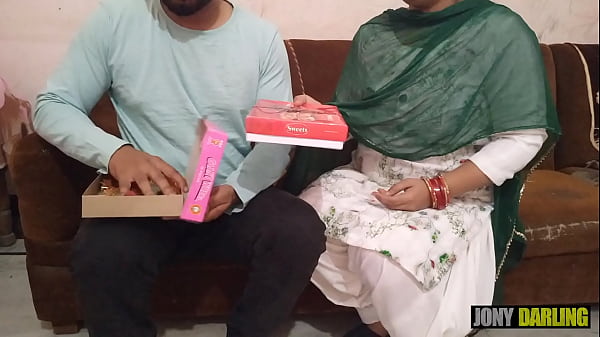 Diwali Ki Raat Maami Ki Rasili Choot Ke Patakhe Fodkar Manayi Masti Bhari Diwali