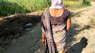 खेत में जा रही औरत की चाल पर एक शॉट लगा दिया