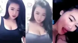 Tanktop Hitam Yang Menggoda Dan Menonjolkan Lekuk Tubuh