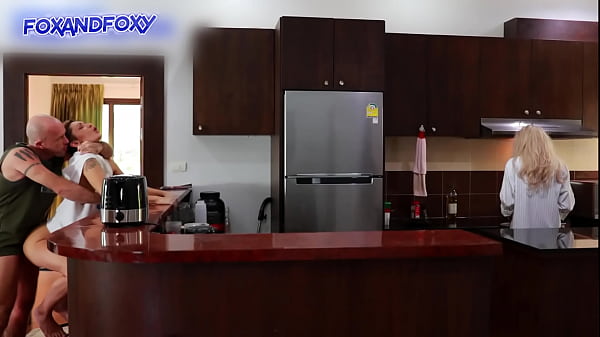 Hampir Ketahuan Kontol Dimasukin Ke Pantat Sampe Crot Di Dalem, Pas Mertua Lagi Masak Sarapan Di Dapur.
