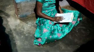 Desi Bhabhi Yang Nakal Menggoda Gurunya Saat Membaca Buku