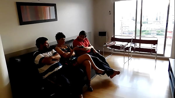 Tidak Ada Acara Seru Di Tv, Jadi Aku Sanggupi Tukang Ledeng Dan Teman Suamiku, Kami Berdua Puaskan Nafsu