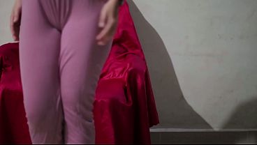 Gadis Tionghoa Bergaun Satin Menggoda Dengan Rayuan Mesra Di Depan Kamera