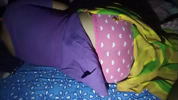 Desi Bhabi Dengan Salwar Ketat – Bokong Besar Tertekan