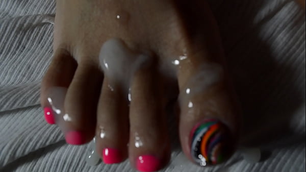 Sensasi Sperma Di Kaki Seksi Istri Asia