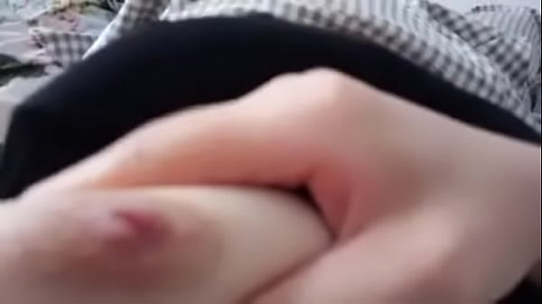 Gadis Cina Sange Ngintipin Kamera Sambil Colmek, Crot Di Tangan Sendiri.